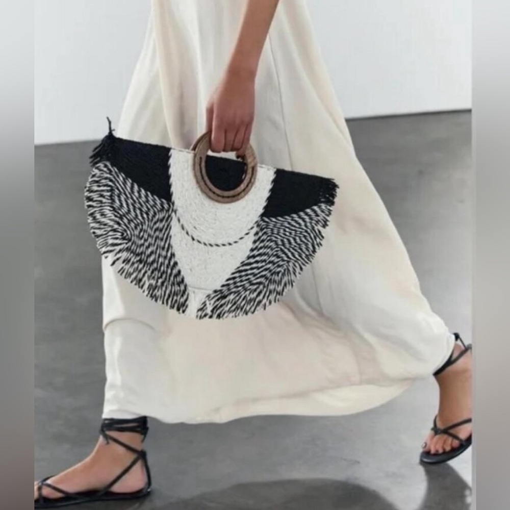 Women’s Zara Woven Straw Fan Shaped Black White Beach Boho Handbag NWT RARE FIND